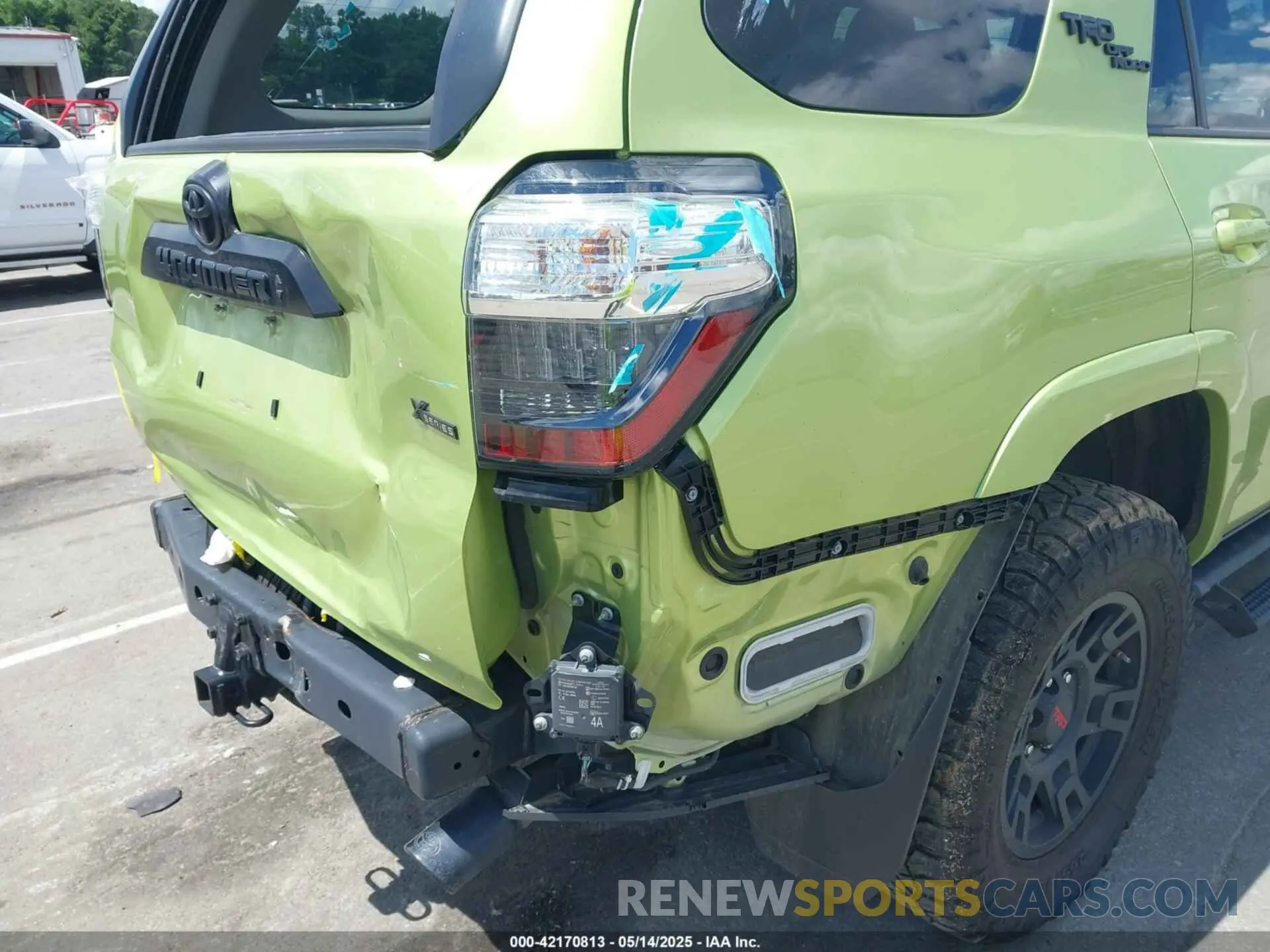 18 Photograph of a damaged car JTERU5JR0P6096303 TOYOTA 4RUNNER 2023