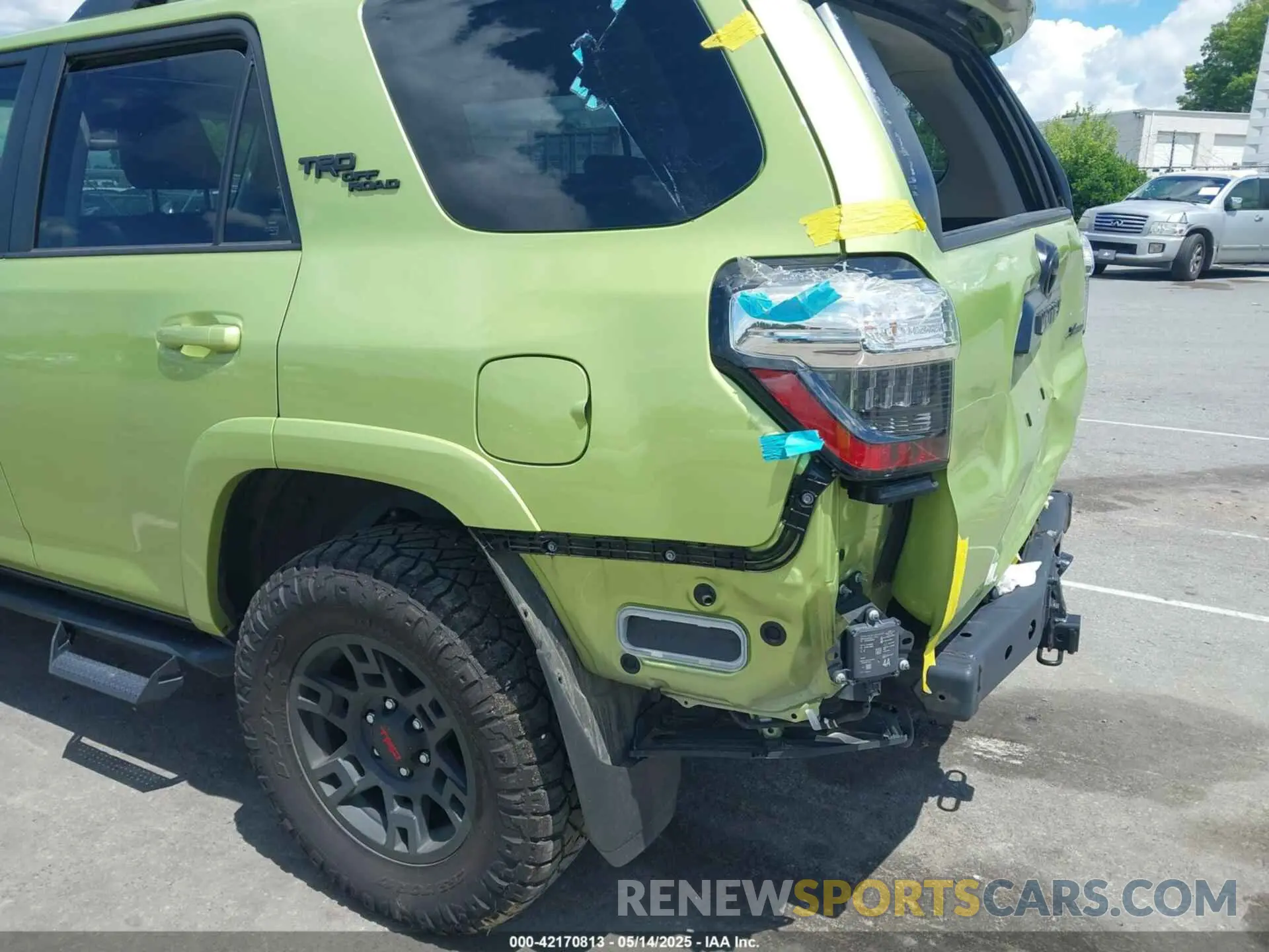 19 Photograph of a damaged car JTERU5JR0P6096303 TOYOTA 4RUNNER 2023