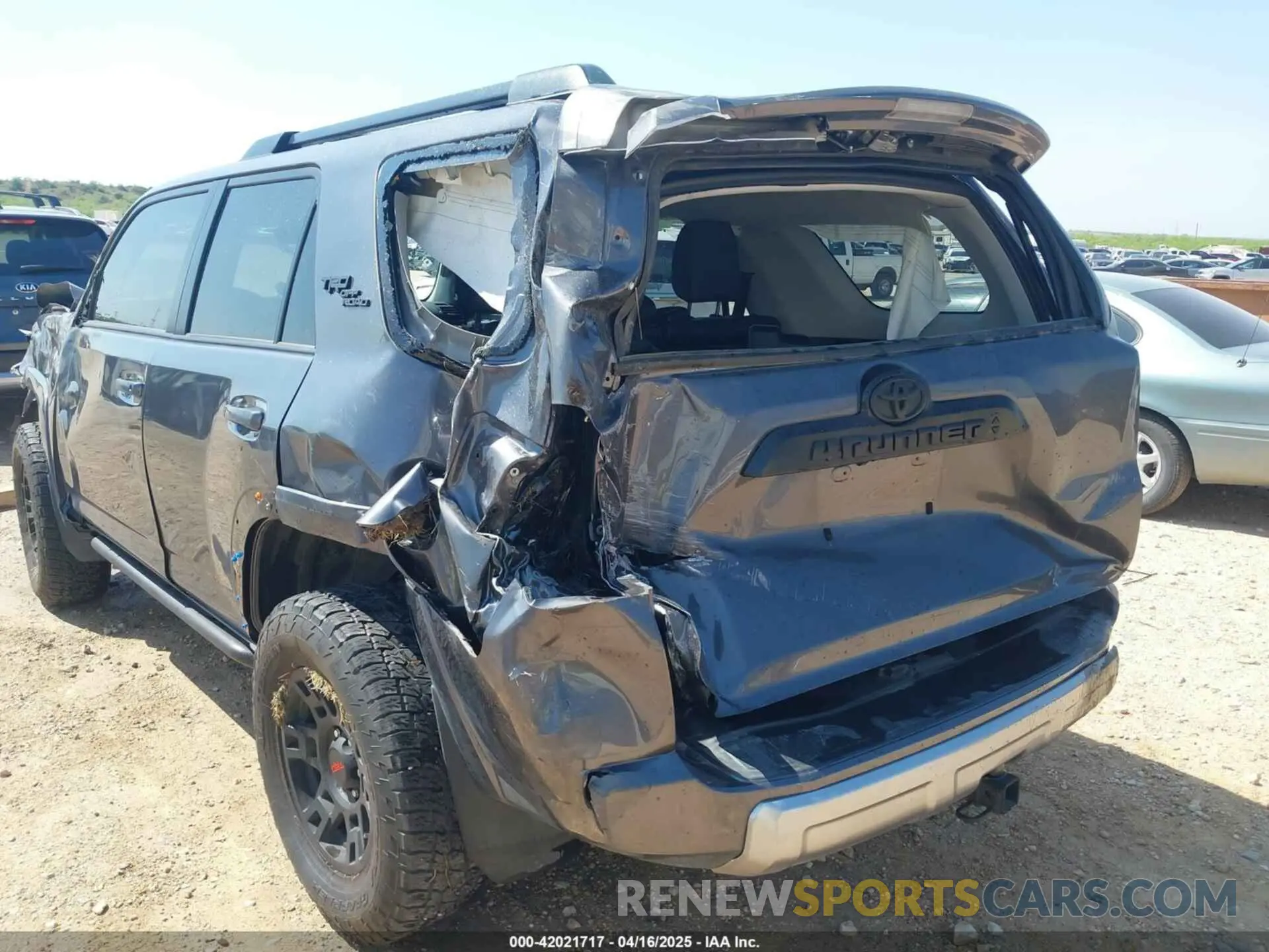 17 Photograph of a damaged car JTERU5JR1P6202743 TOYOTA 4RUNNER 2023