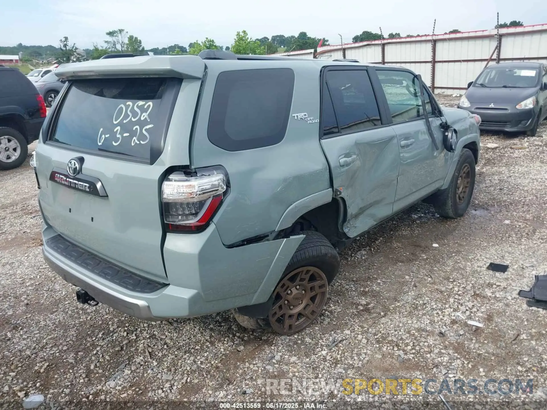 4 Photograph of a damaged car JTERU5JR4P6210352 TOYOTA 4RUNNER 2023
