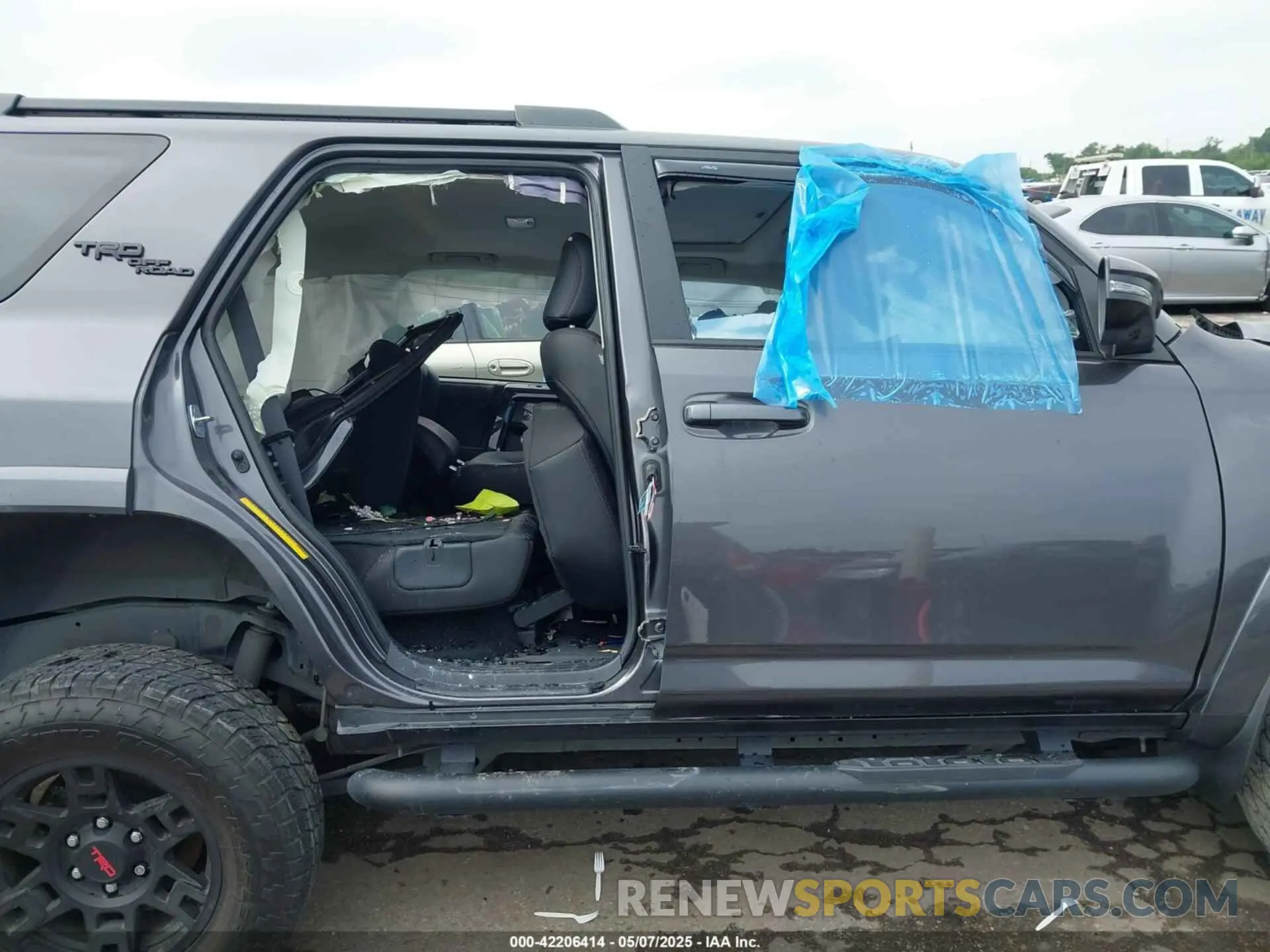 12 Photograph of a damaged car JTERU5JR5P6160741 TOYOTA 4RUNNER 2023