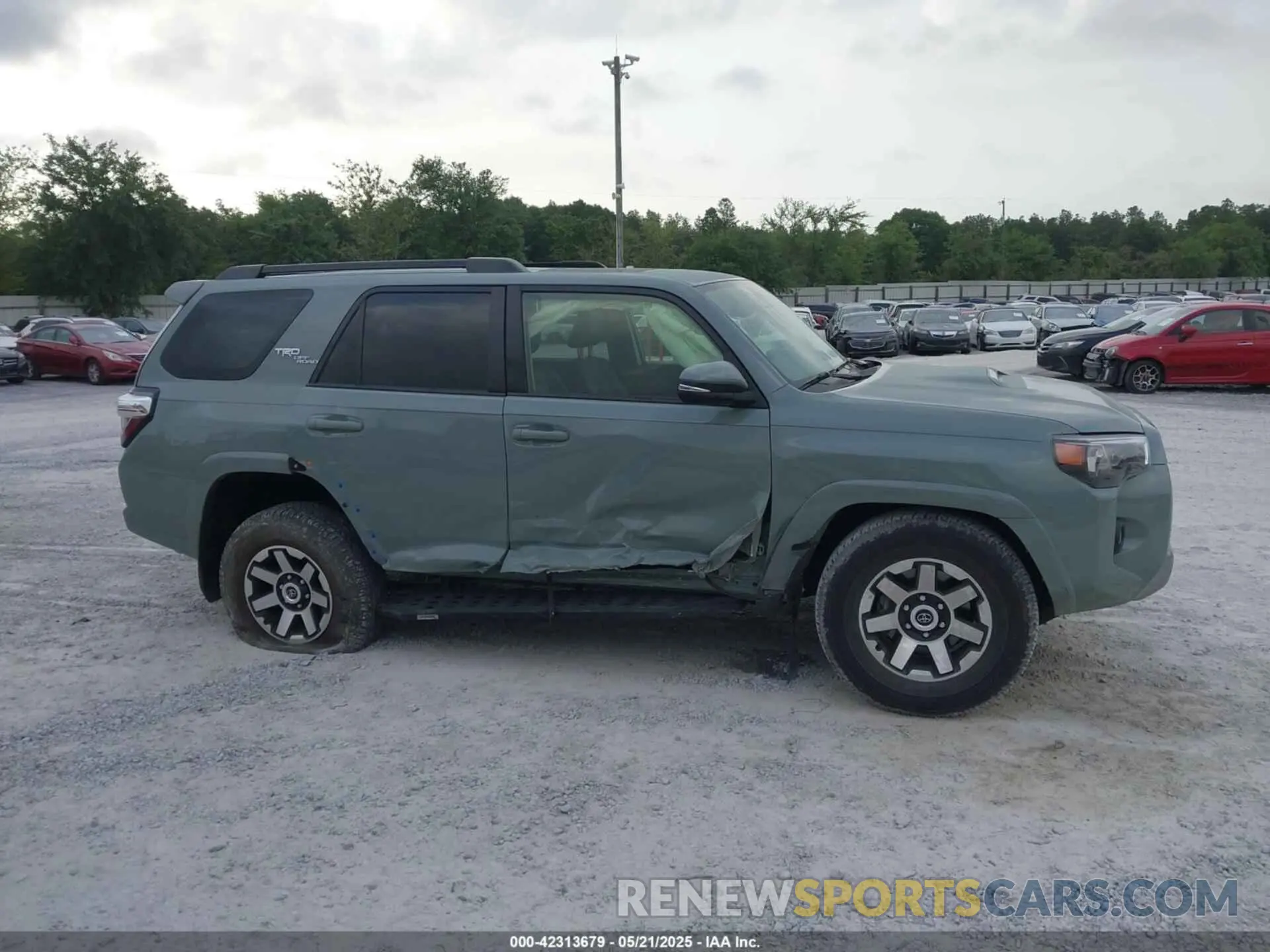 13 Photograph of a damaged car JTERU5JR9P6154439 TOYOTA 4RUNNER 2023
