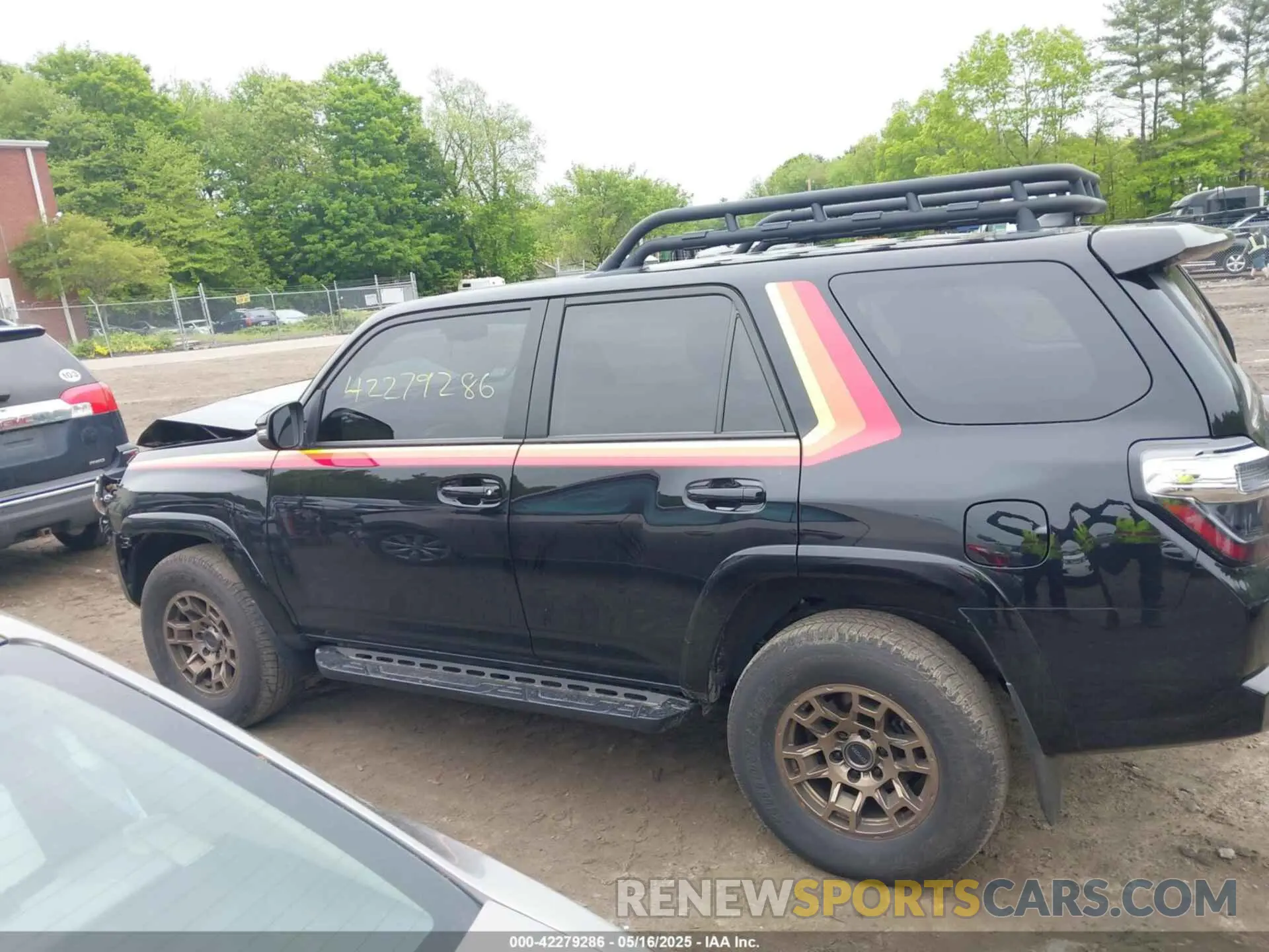14 Photograph of a damaged car JTEUU5JR5P6121724 TOYOTA 4RUNNER 2023