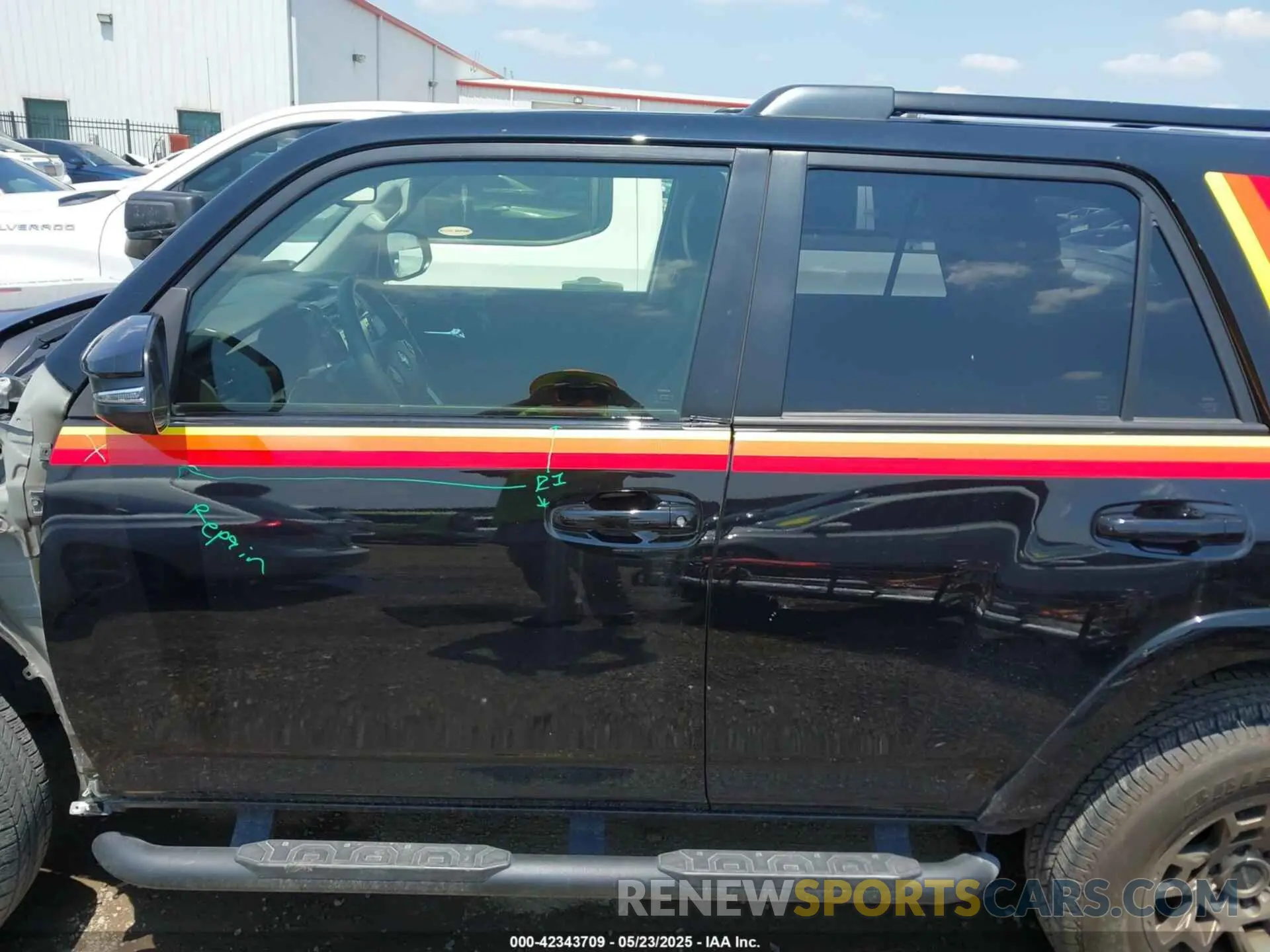 15 Photograph of a damaged car JTEUU5JR6P6143179 TOYOTA 4RUNNER 2023
