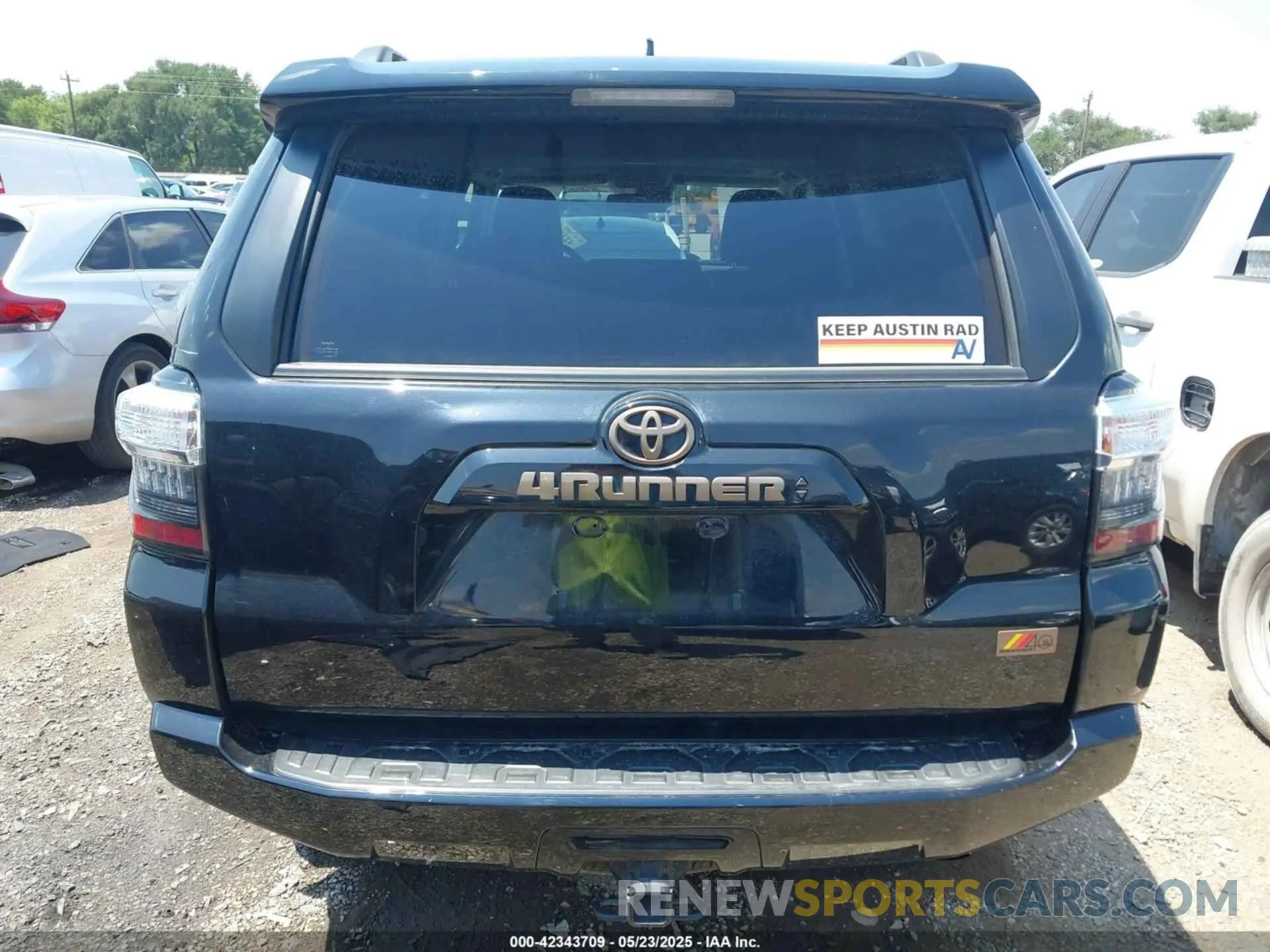 17 Photograph of a damaged car JTEUU5JR6P6143179 TOYOTA 4RUNNER 2023
