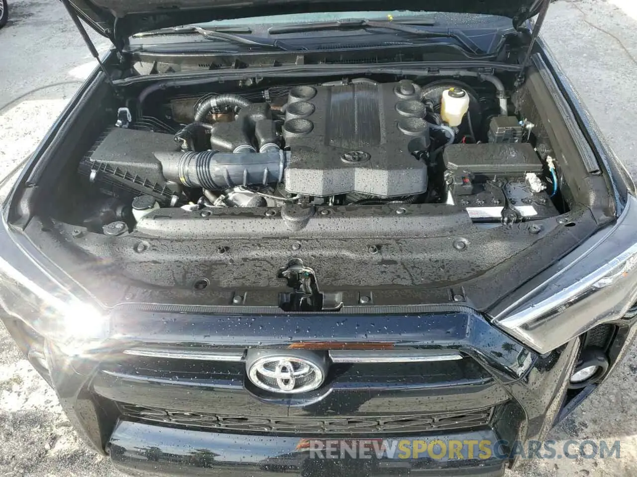 10 Photograph of a damaged car JTEEU5JR2R5307685 TOYOTA 4RUNNER 2024