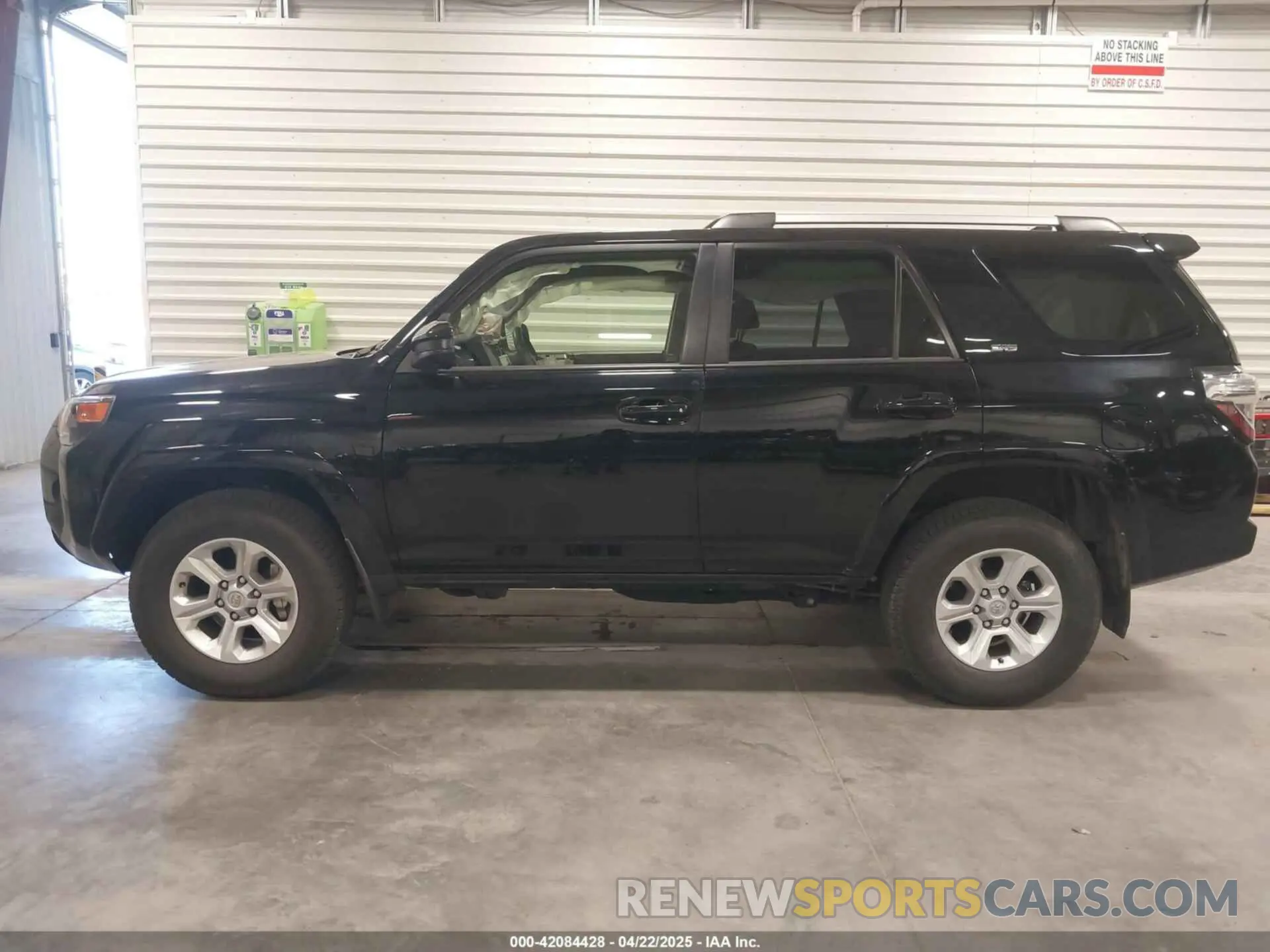 14 Photograph of a damaged car JTEMU5JR9R6253100 TOYOTA 4RUNNER 2024
