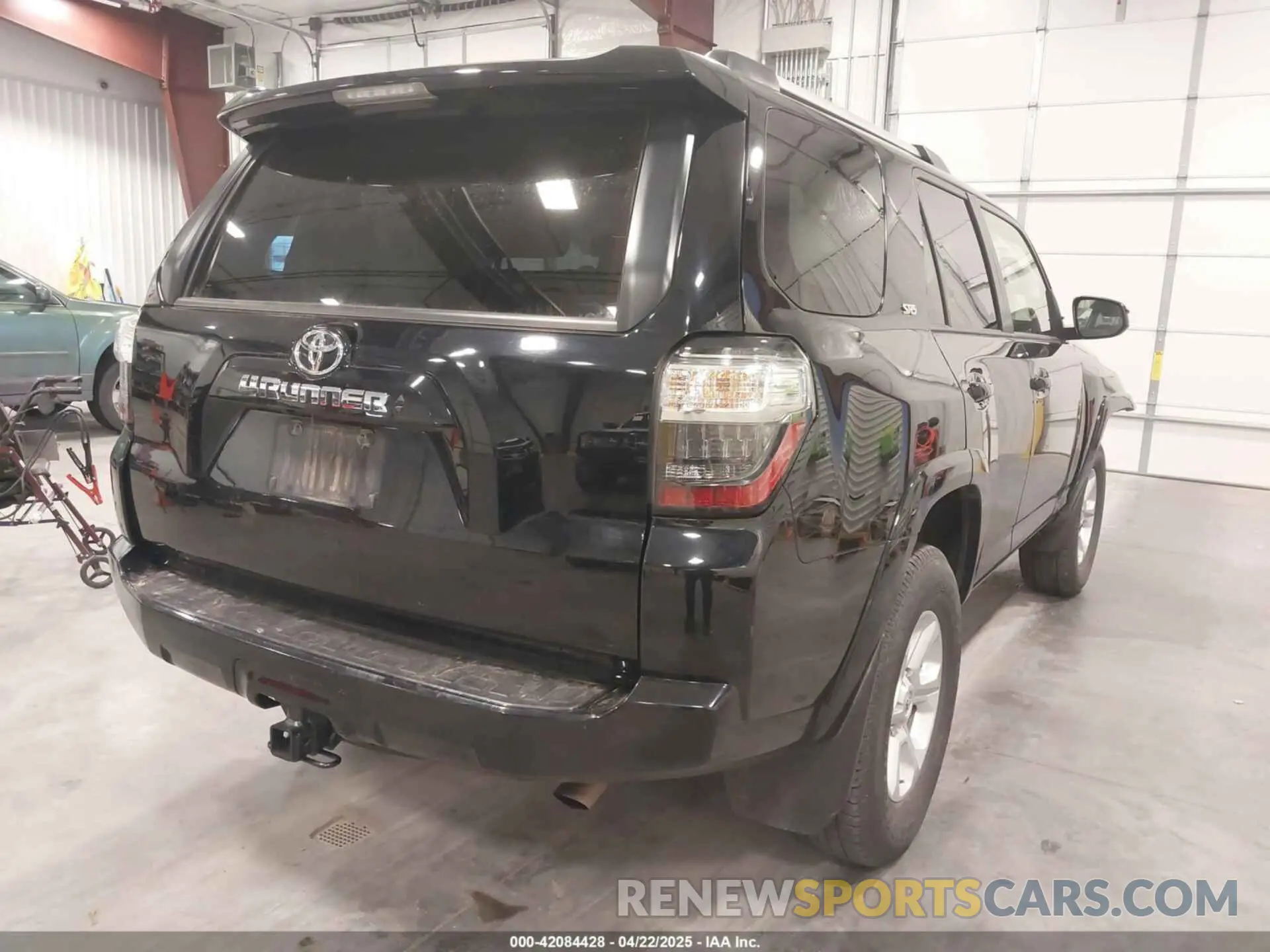 4 Photograph of a damaged car JTEMU5JR9R6253100 TOYOTA 4RUNNER 2024