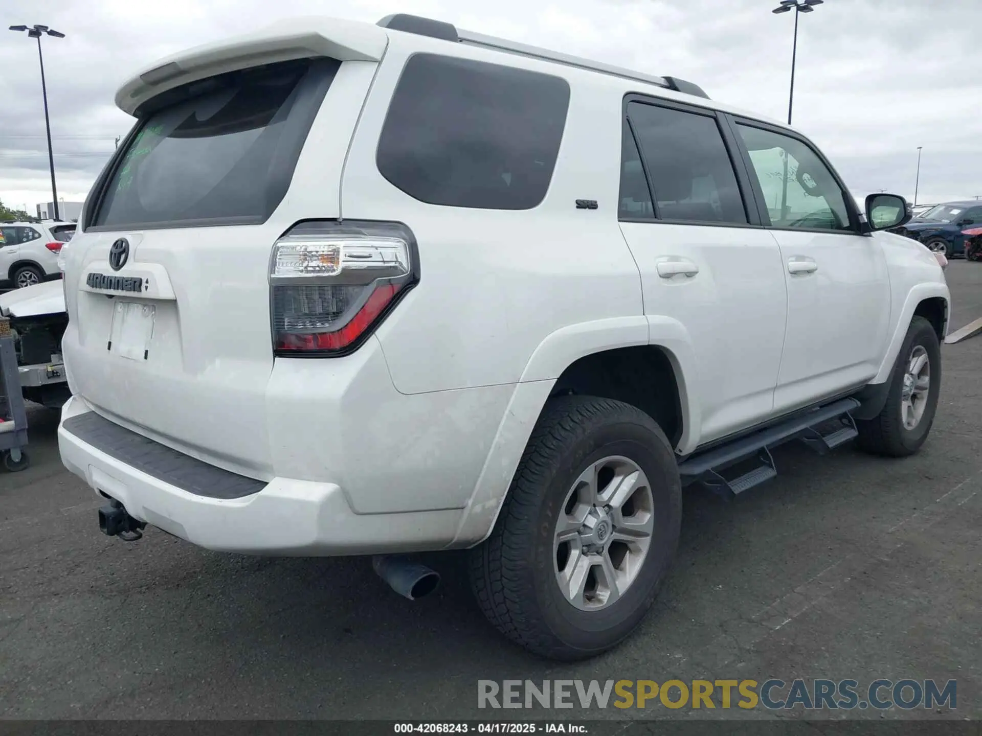 4 Photograph of a damaged car JTENU5JR4R6243479 TOYOTA 4RUNNER 2024