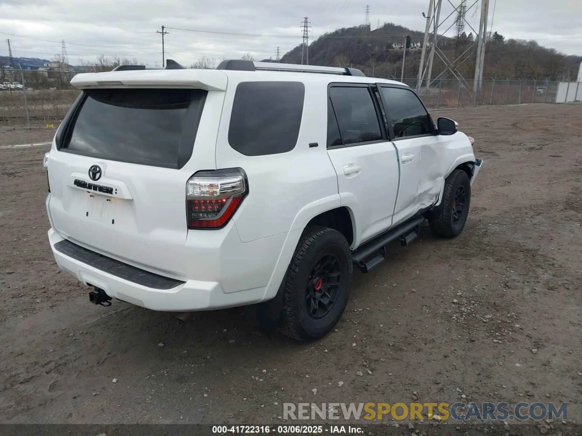 4 Photograph of a damaged car JTENU5JR7R6259742 TOYOTA 4RUNNER 2024