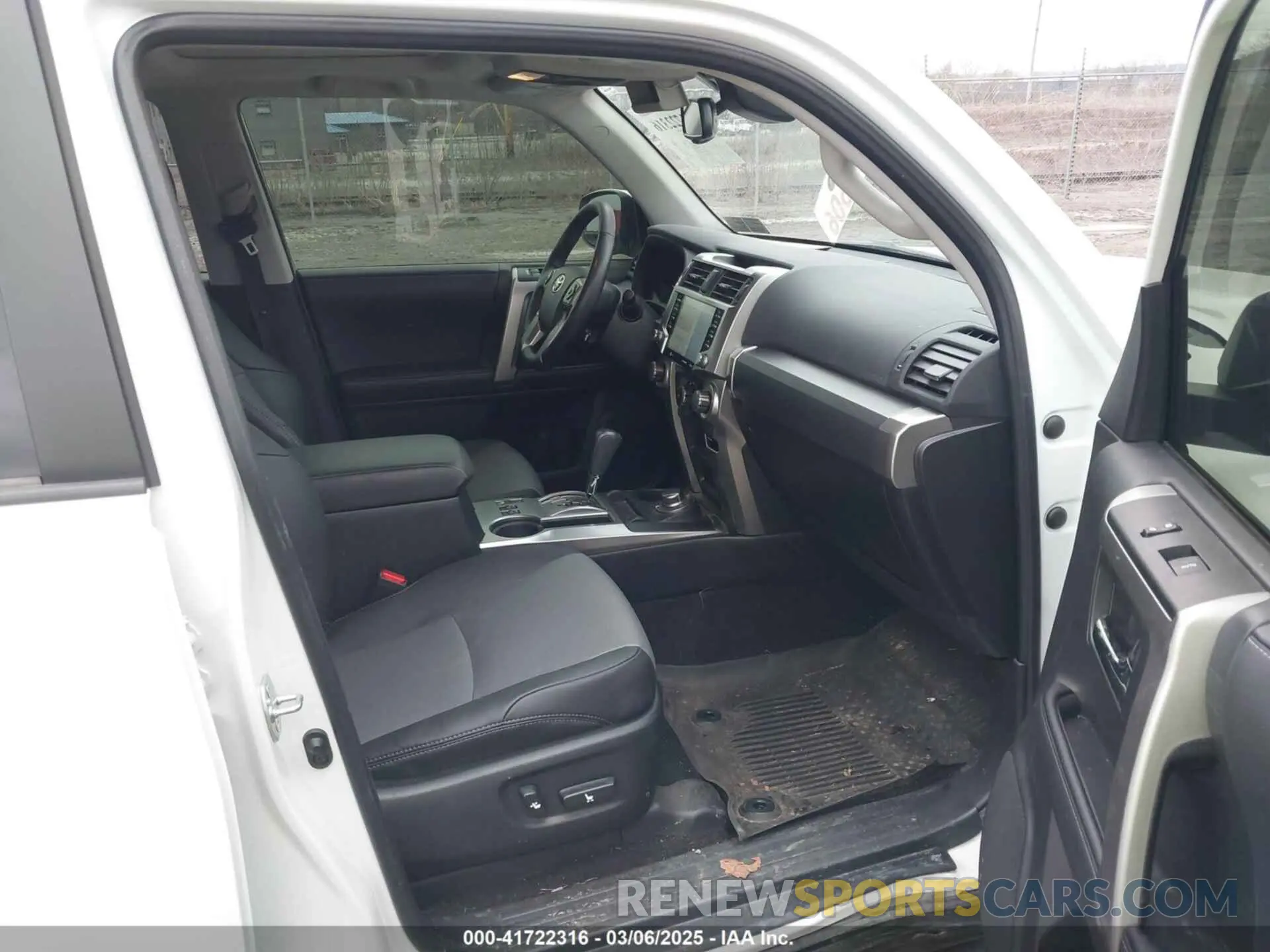 5 Photograph of a damaged car JTENU5JR7R6259742 TOYOTA 4RUNNER 2024