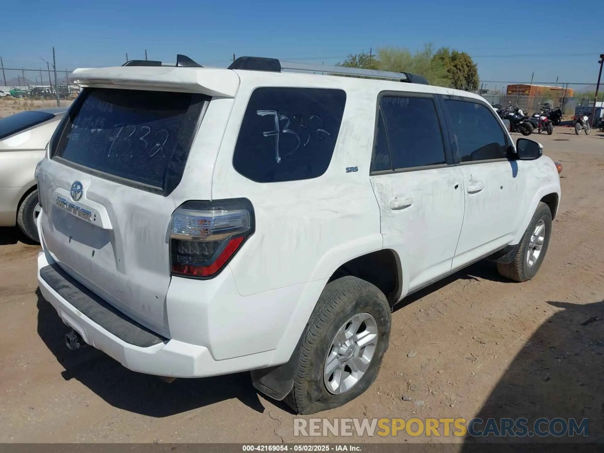 4 Photograph of a damaged car JTENU5JR8R6285394 TOYOTA 4RUNNER 2024