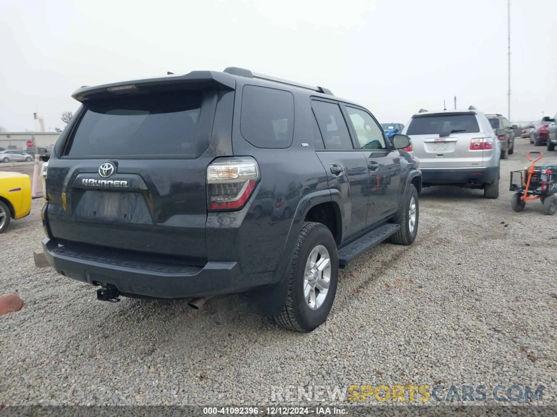 4 Photograph of a damaged car JTENU5JRXR6260853 TOYOTA 4RUNNER 2024