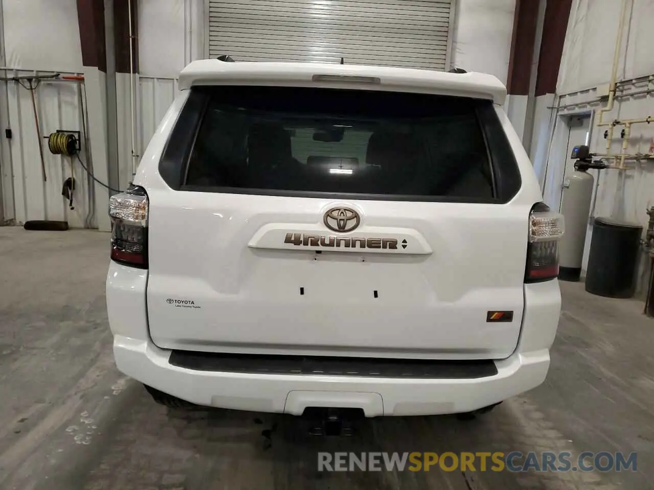 6 Photograph of a damaged car JTEUU5JRXP6185693 TOYOTA 4RUNNER 40 2023