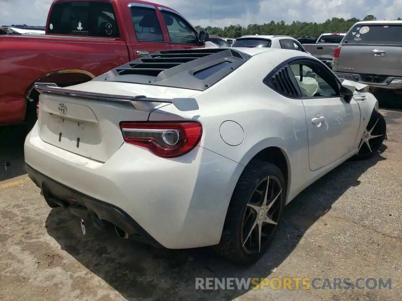 4 Photograph of a damaged car JF1ZNAE17L8752113 TOYOTA 86 2020