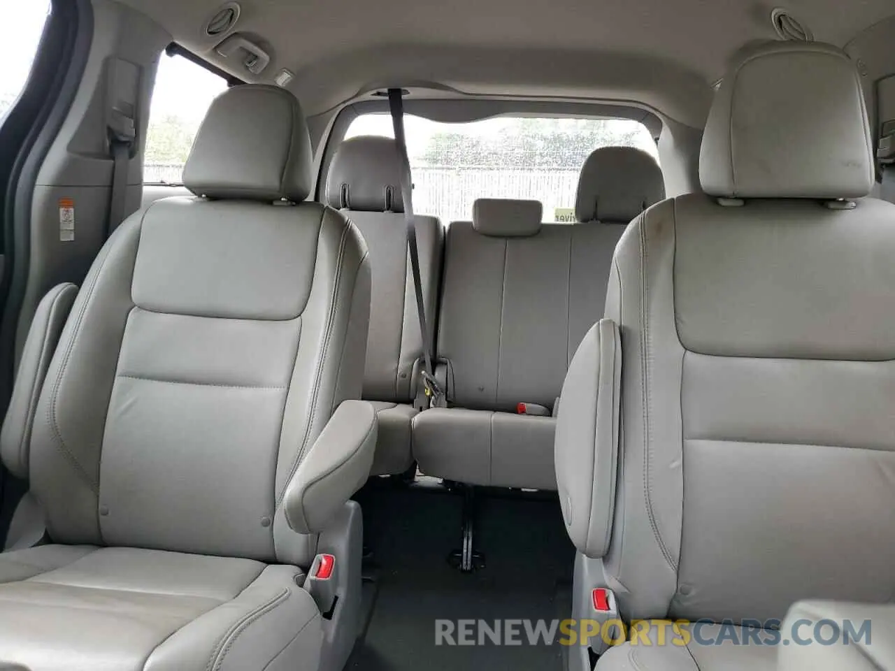 10 Photograph of a damaged car 5TDDZ3DC1KS221250 TOYOTA All Models 2019