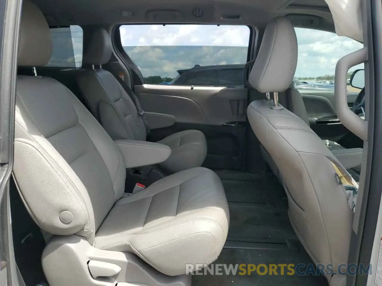 10 Photograph of a damaged car 5TDDZ3DC2KS210712 TOYOTA All Models 2019