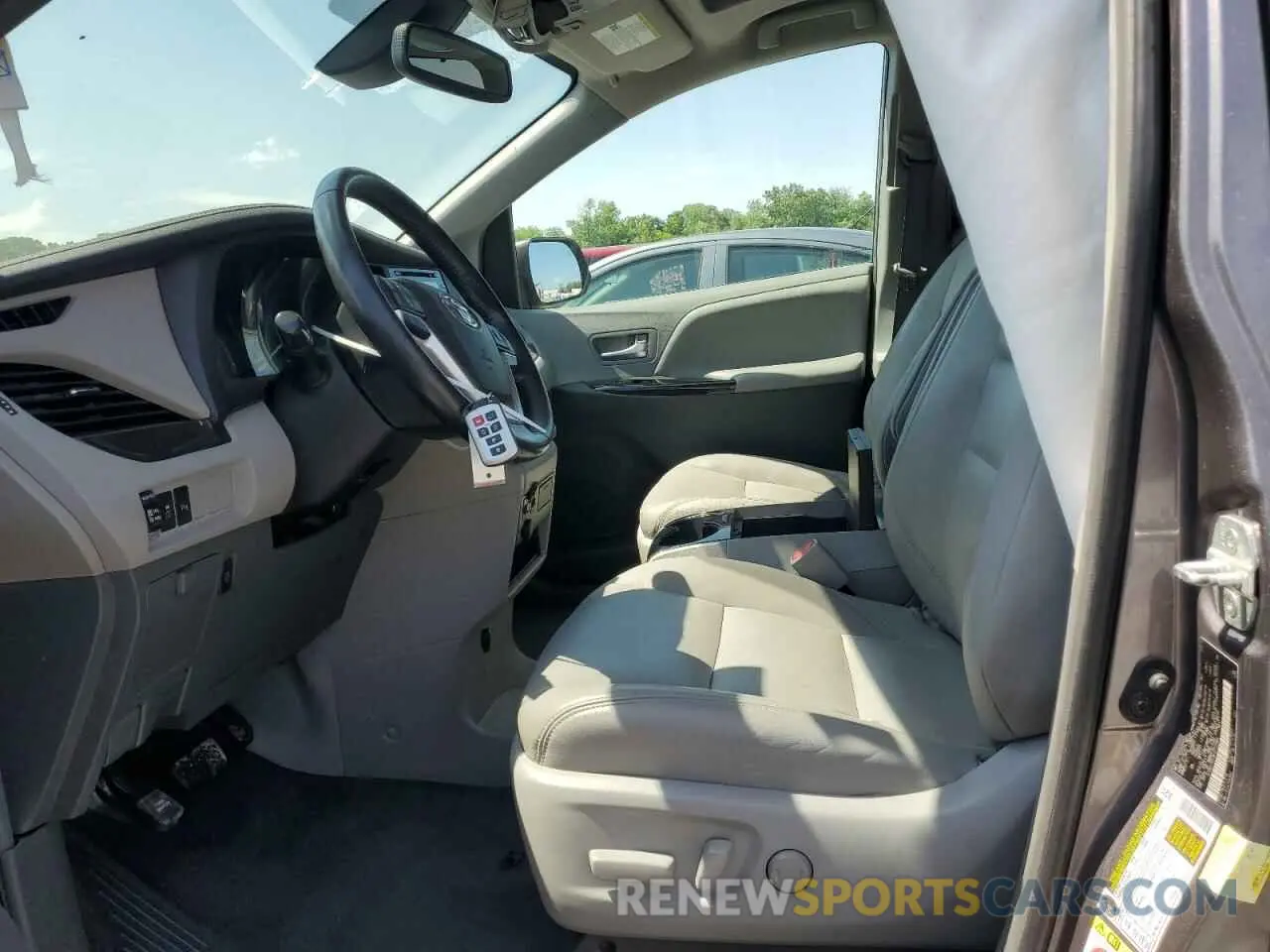 7 Photograph of a damaged car 5TDDZ3DC5KS222885 TOYOTA All Models 2019