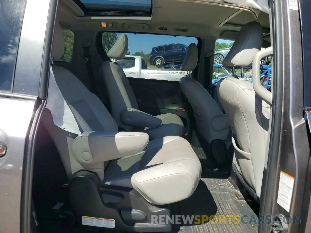 11 Photograph of a damaged car 5TDDZ3DC7KS222628 TOYOTA All Models 2019