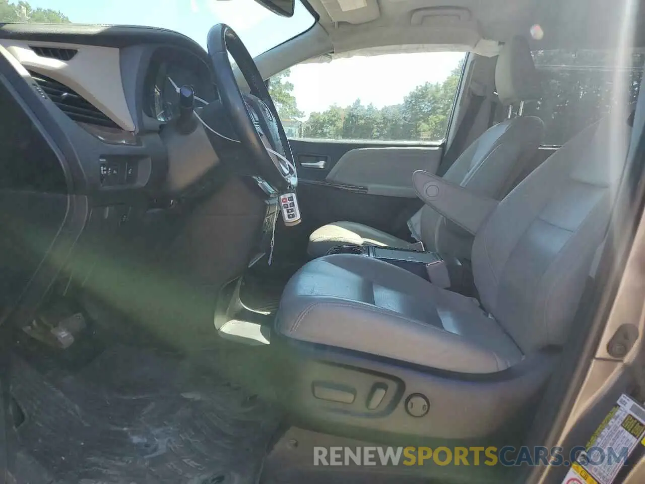 7 Photograph of a damaged car 5TDDZ3DC7KS222628 TOYOTA All Models 2019