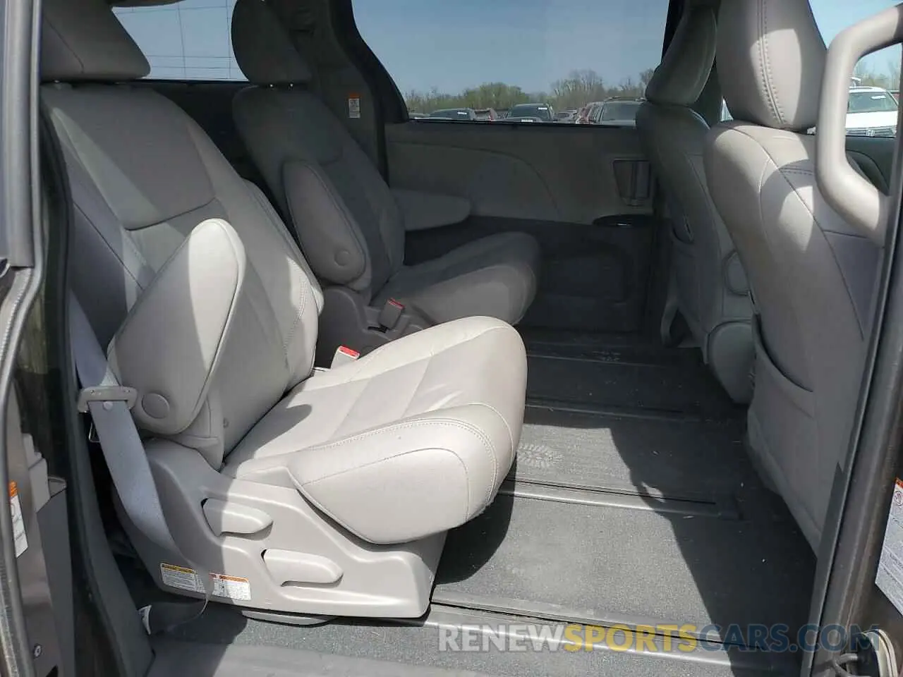 11 Photograph of a damaged car 5TDDZ3DC9KS219911 TOYOTA All Models 2019