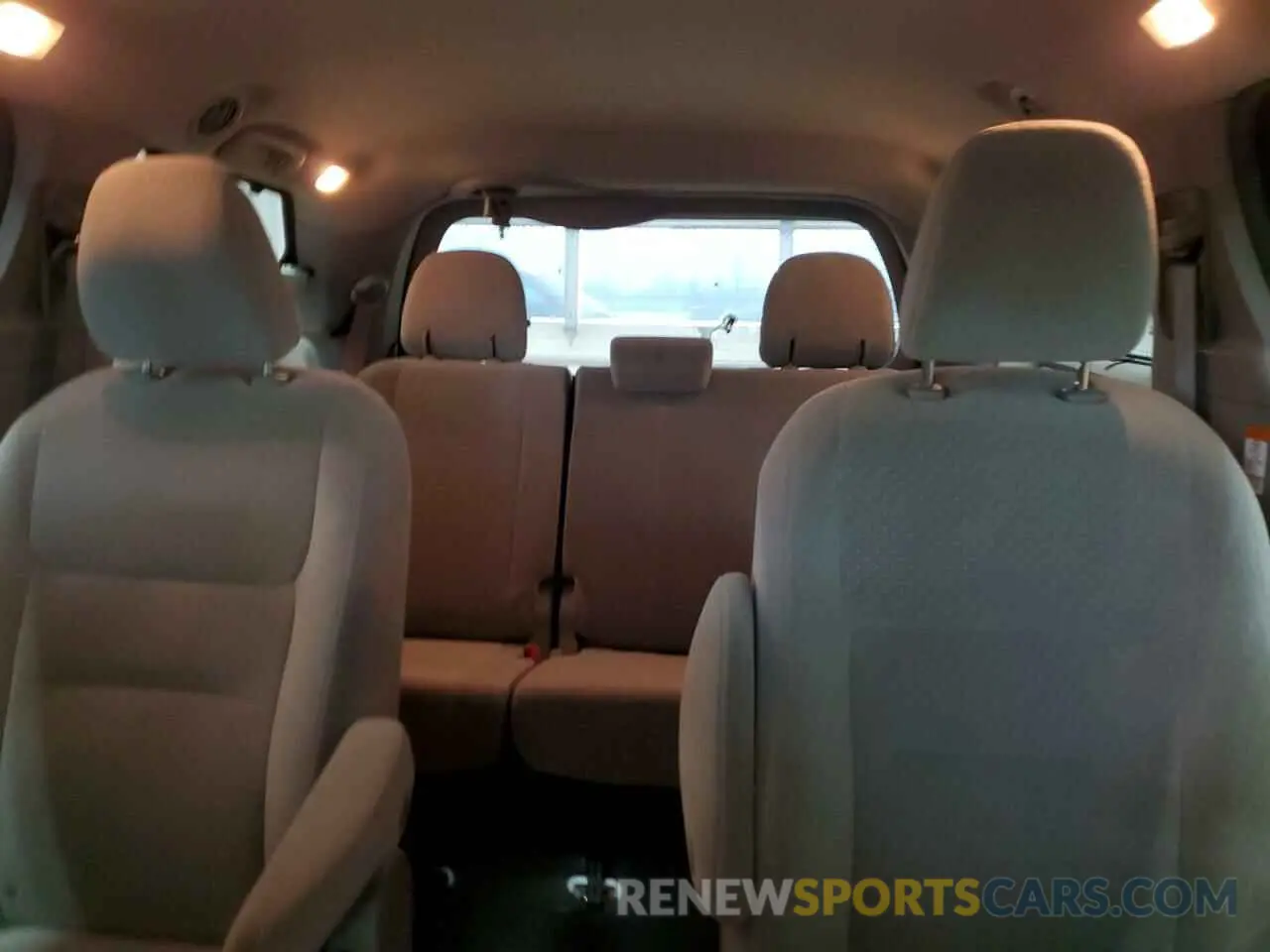 10 Photograph of a damaged car 5TDJZ3DC0KS219184 TOYOTA All Models 2019