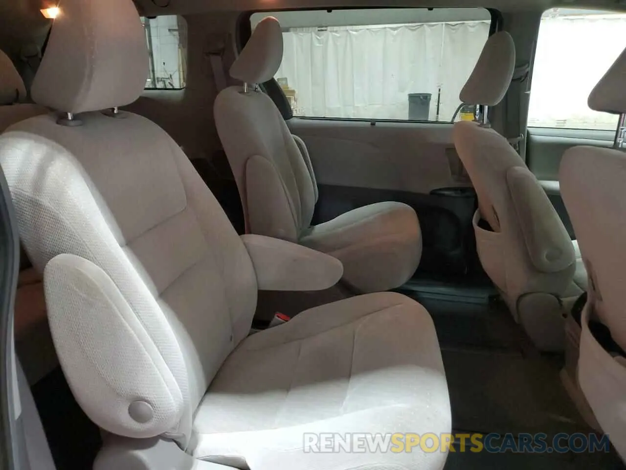 11 Photograph of a damaged car 5TDJZ3DC0KS219184 TOYOTA All Models 2019