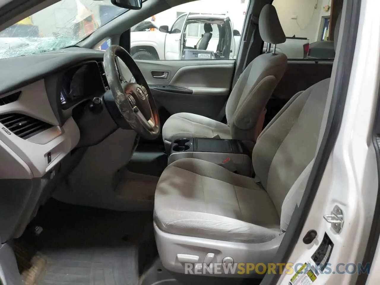 7 Photograph of a damaged car 5TDJZ3DC0KS219184 TOYOTA All Models 2019