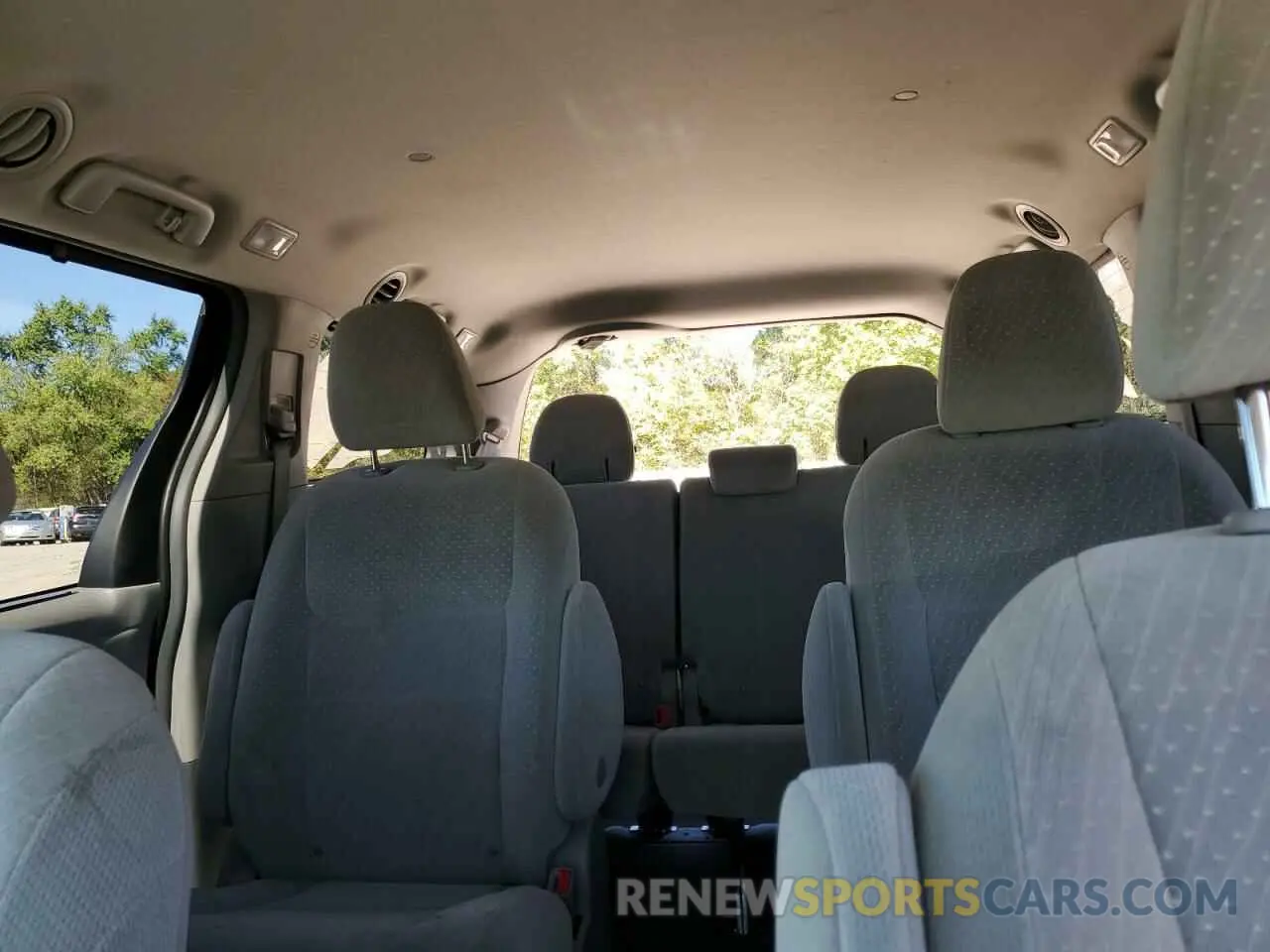 10 Photograph of a damaged car 5TDJZ3DC4KS220936 TOYOTA All Models 2019