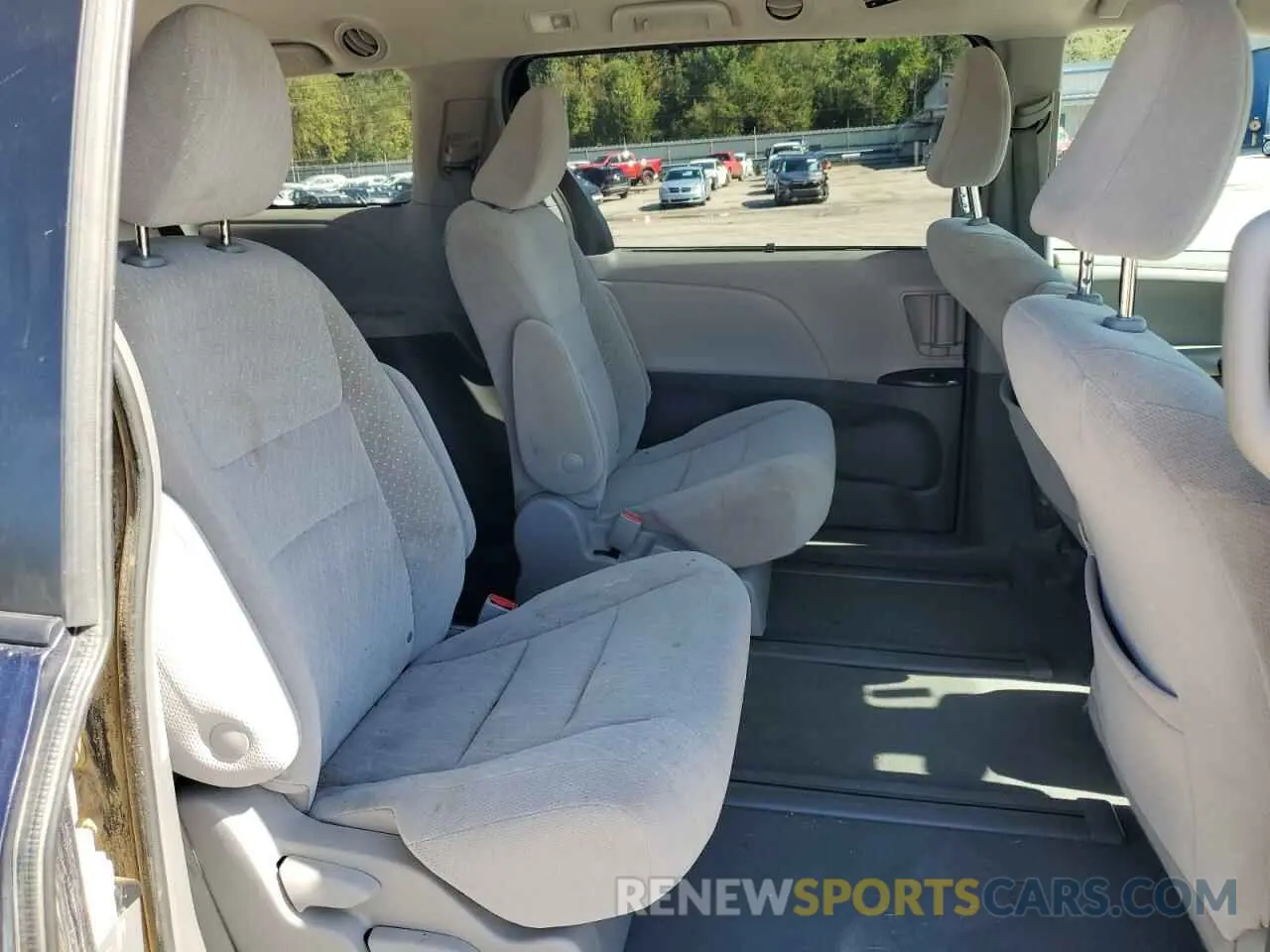 11 Photograph of a damaged car 5TDJZ3DC4KS220936 TOYOTA All Models 2019