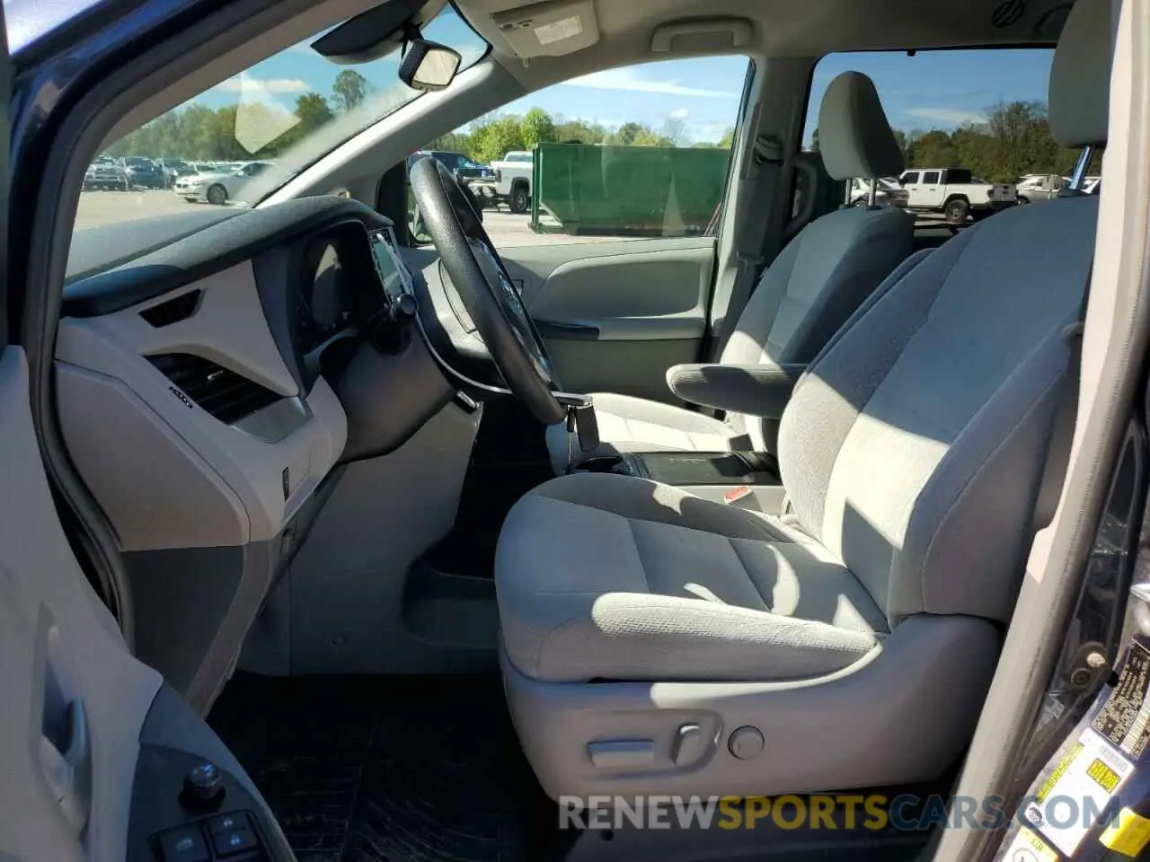 7 Photograph of a damaged car 5TDJZ3DC4KS220936 TOYOTA All Models 2019