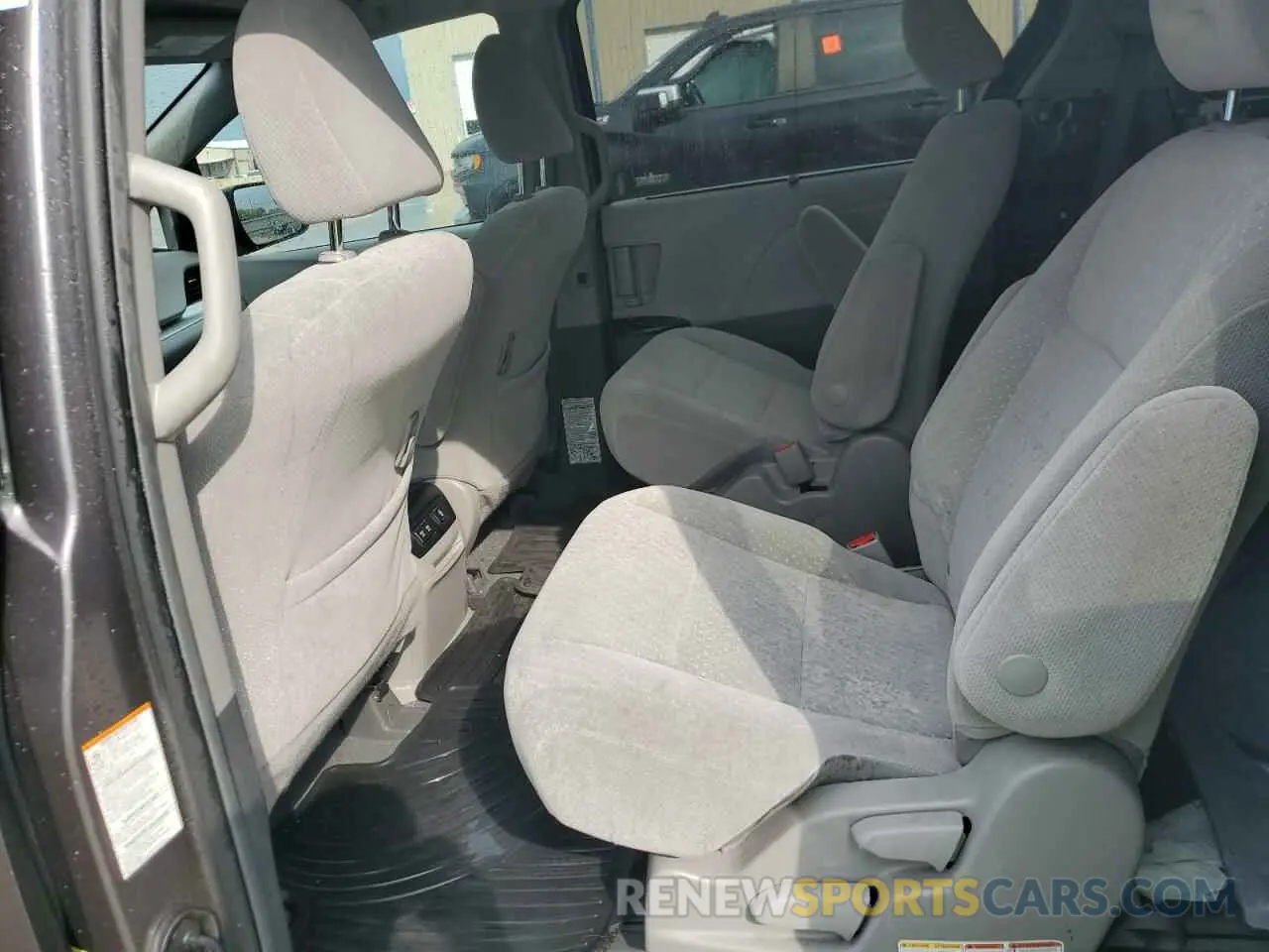 10 Photograph of a damaged car 5TDJZ3DC5KS218483 TOYOTA All Models 2019