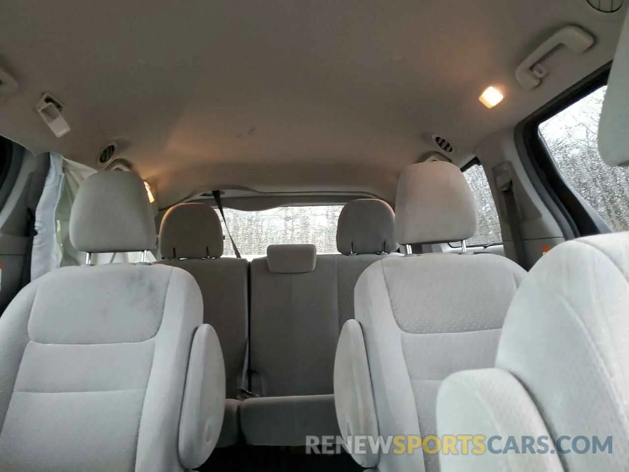10 Photograph of a damaged car 5TDJZ3DC5KS219388 TOYOTA All Models 2019