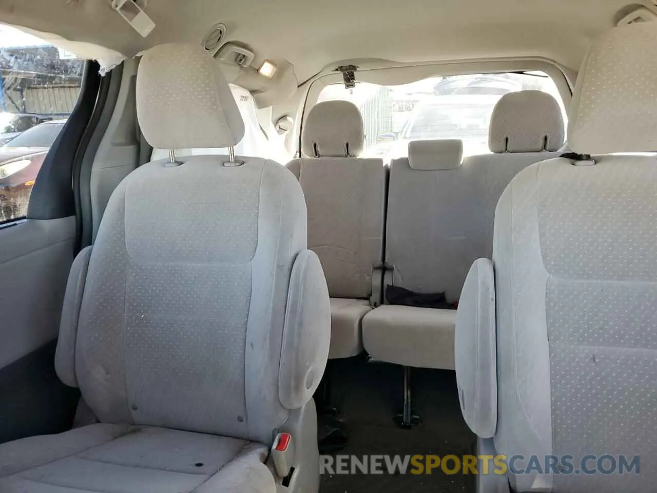 10 Photograph of a damaged car 5TDJZ3DC6KS219268 TOYOTA All Models 2019