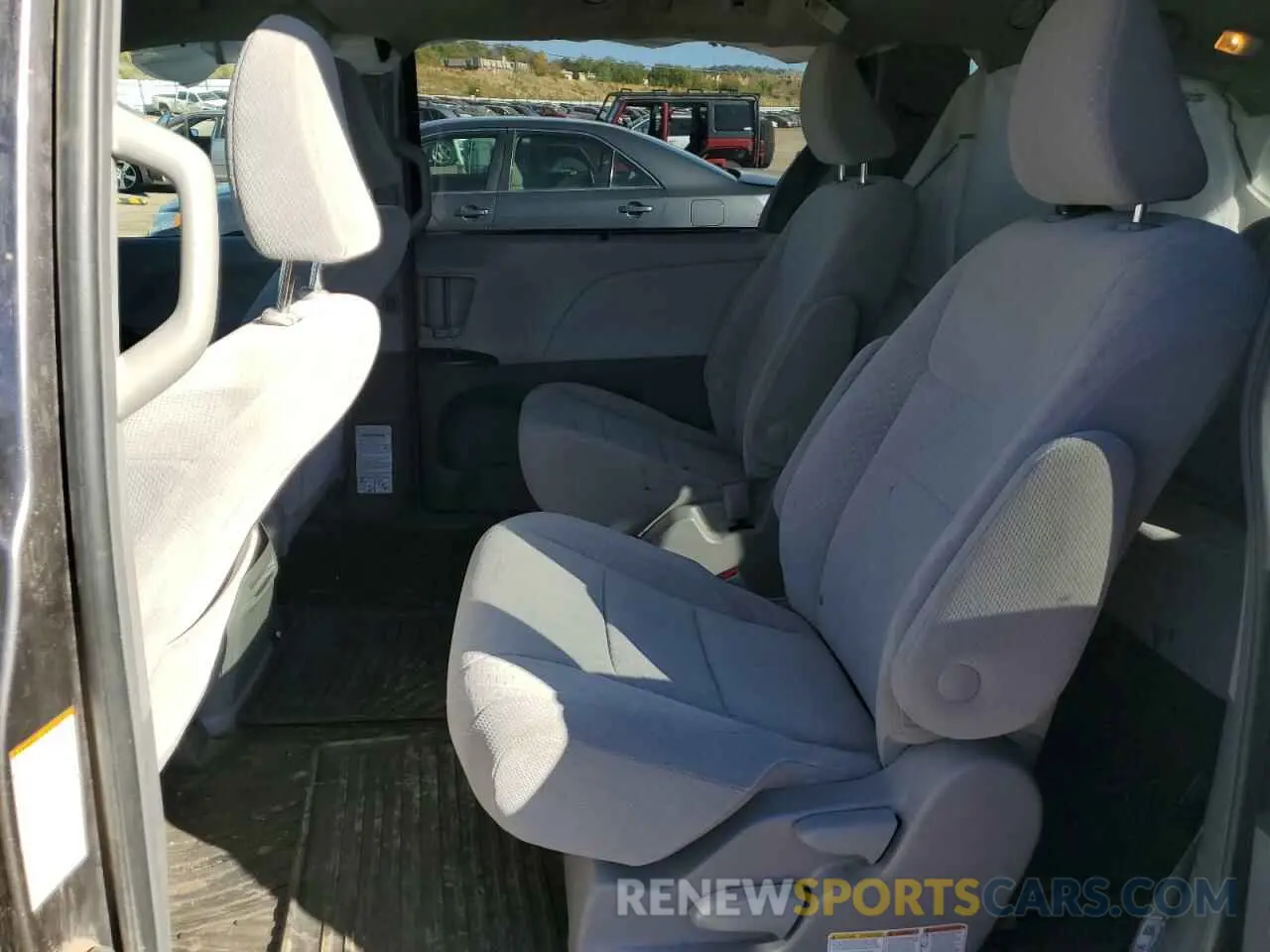 11 Photograph of a damaged car 5TDJZ3DC6KS219268 TOYOTA All Models 2019