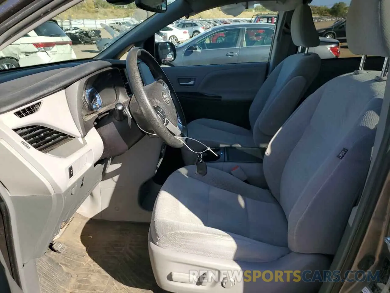 7 Photograph of a damaged car 5TDJZ3DC6KS219268 TOYOTA All Models 2019