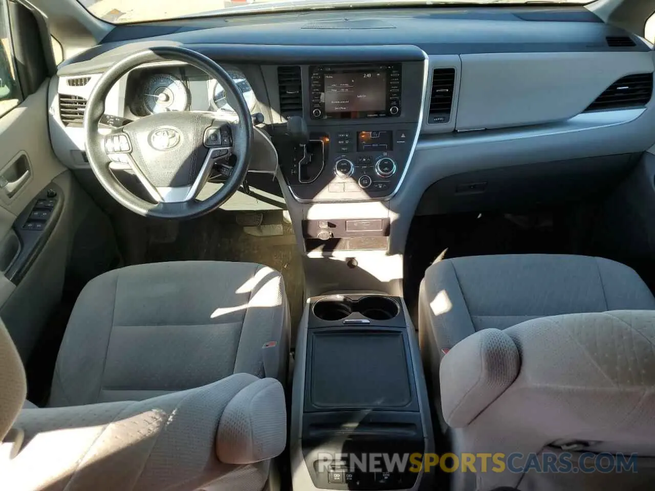 8 Photograph of a damaged car 5TDJZ3DC6KS219268 TOYOTA All Models 2019