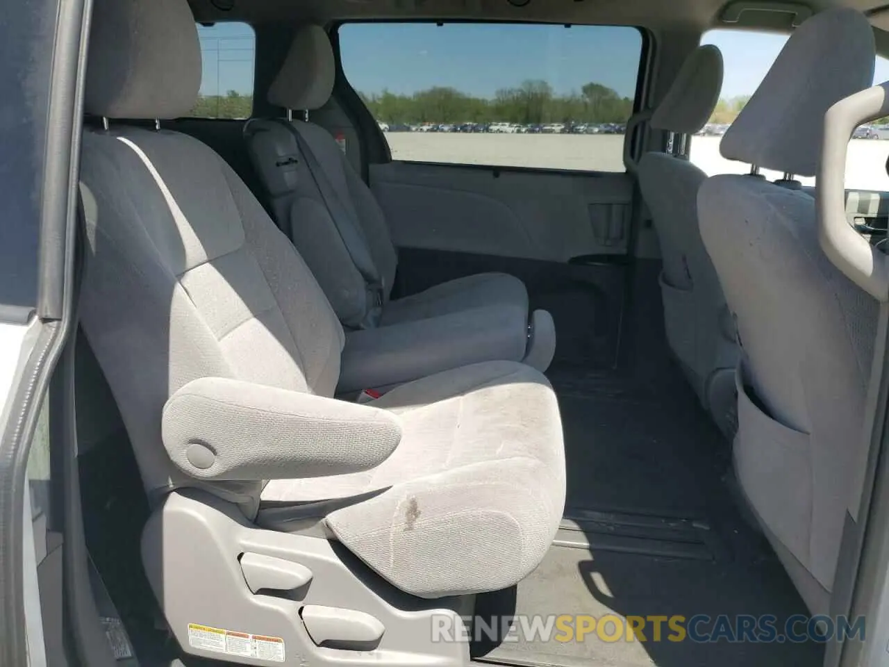 11 Photograph of a damaged car 5TDKZ3DC3KS017900 TOYOTA All Models 2019