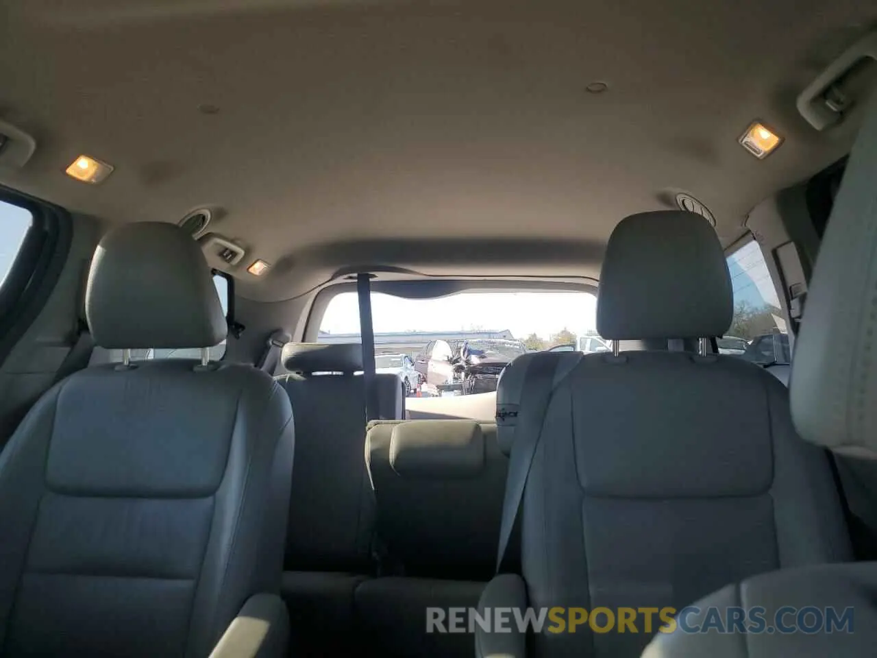 10 Photograph of a damaged car 5TDYZ3DC0KS992557 TOYOTA All Models 2019