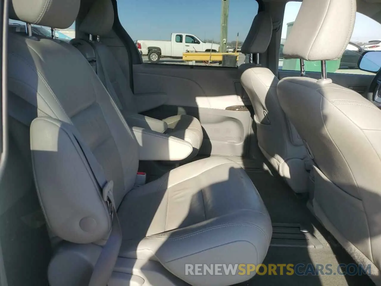 11 Photograph of a damaged car 5TDYZ3DC0KS992557 TOYOTA All Models 2019