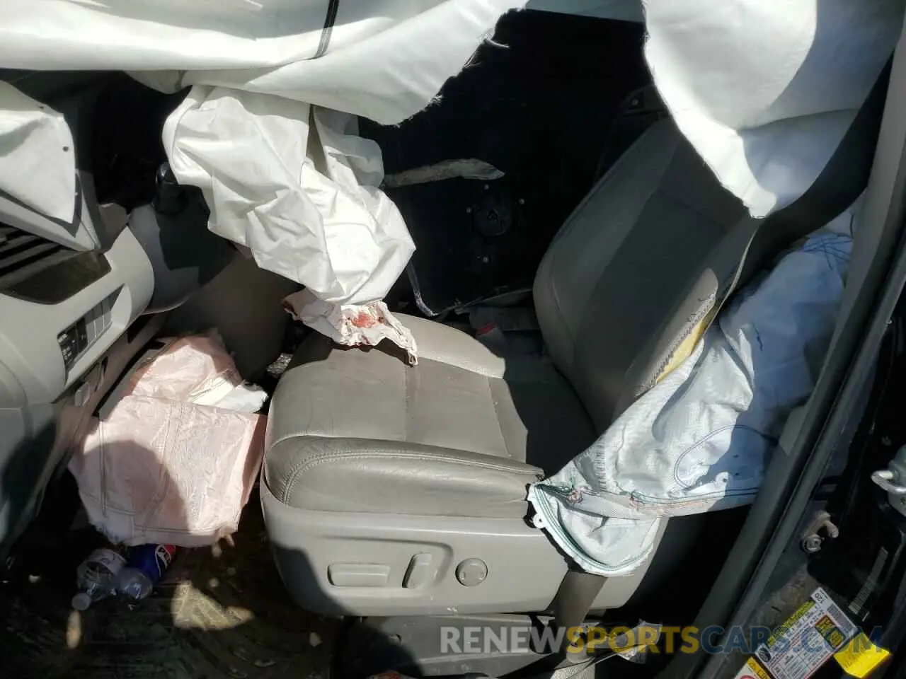 7 Photograph of a damaged car 5TDYZ3DC0KS995846 TOYOTA All Models 2019