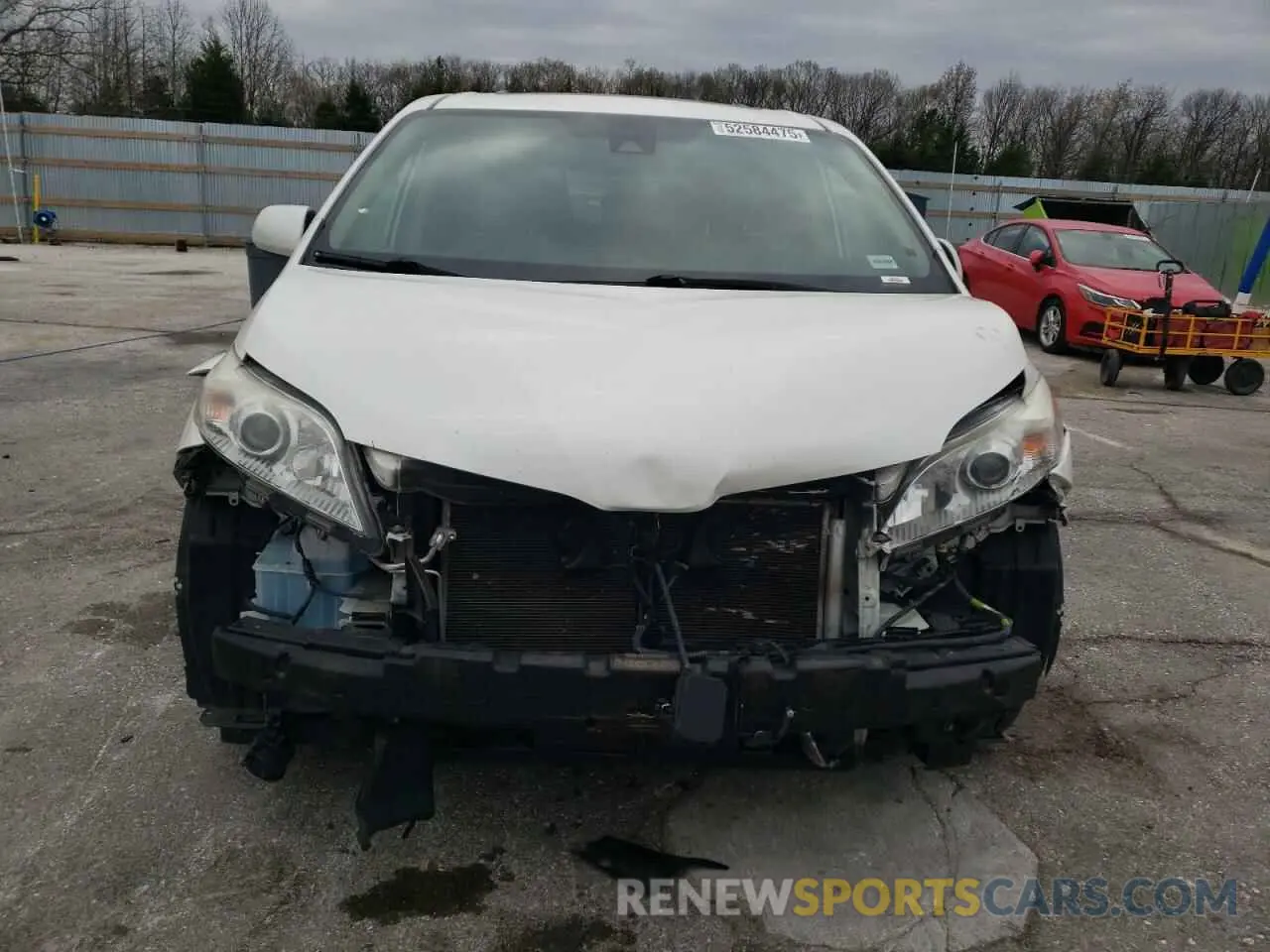 5 Photograph of a damaged car 5TDYZ3DC1KS002337 TOYOTA All Models 2019