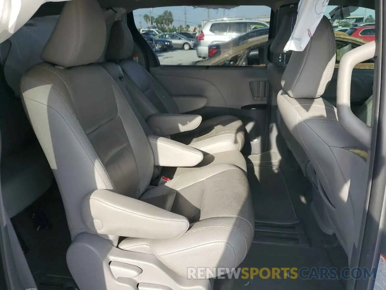 11 Photograph of a damaged car 5TDYZ3DC1KS004539 TOYOTA All Models 2019