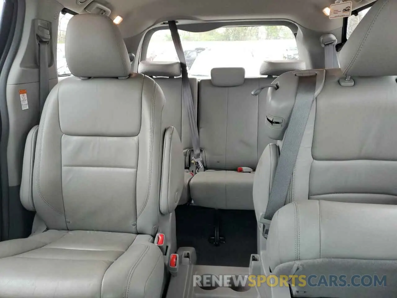 10 Photograph of a damaged car 5TDYZ3DC1KS015587 TOYOTA All Models 2019