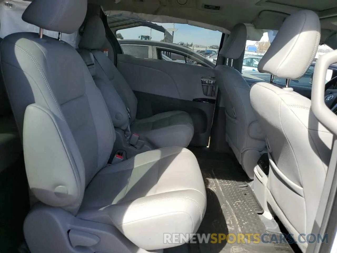 11 Photograph of a damaged car 5TDYZ3DC2KS007028 TOYOTA All Models 2019