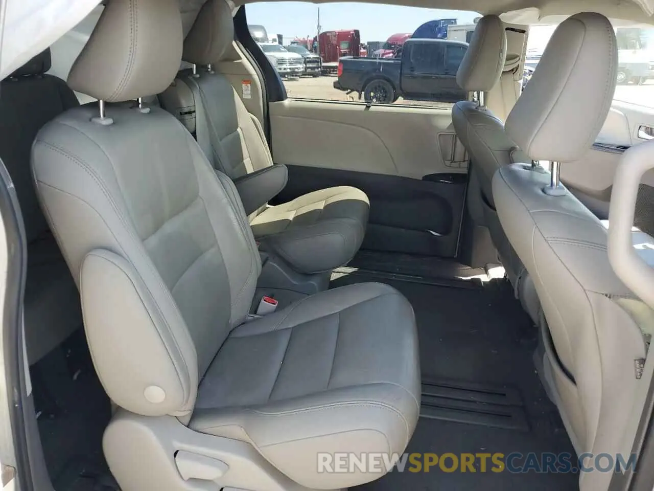 12 Photograph of a damaged car 5TDYZ3DC2KS994570 TOYOTA All Models 2019