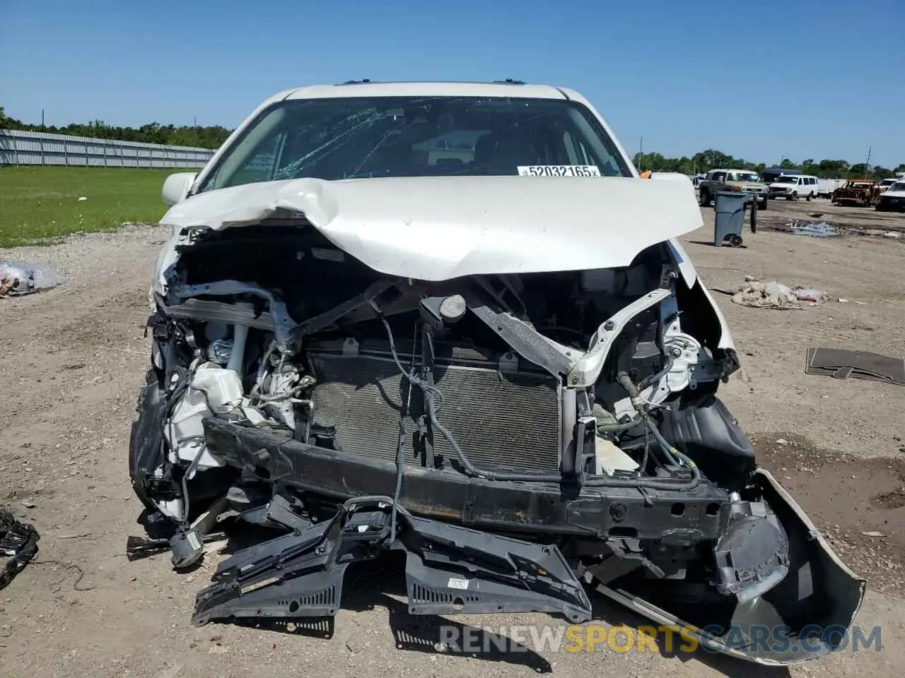 5 Photograph of a damaged car 5TDYZ3DC2KS994570 TOYOTA All Models 2019