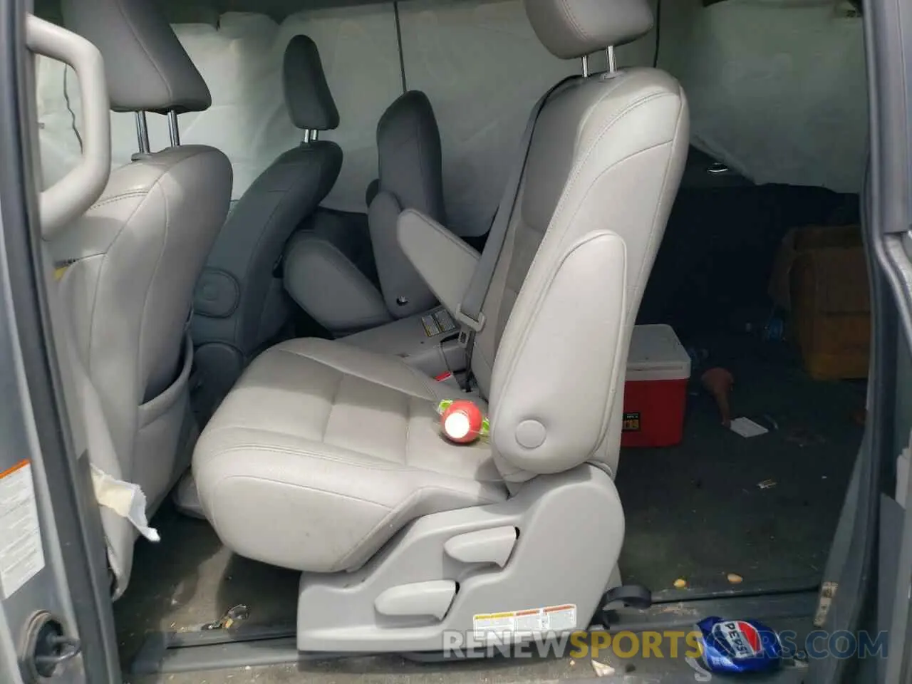 11 Photograph of a damaged car 5TDYZ3DC4KS976877 TOYOTA All Models 2019