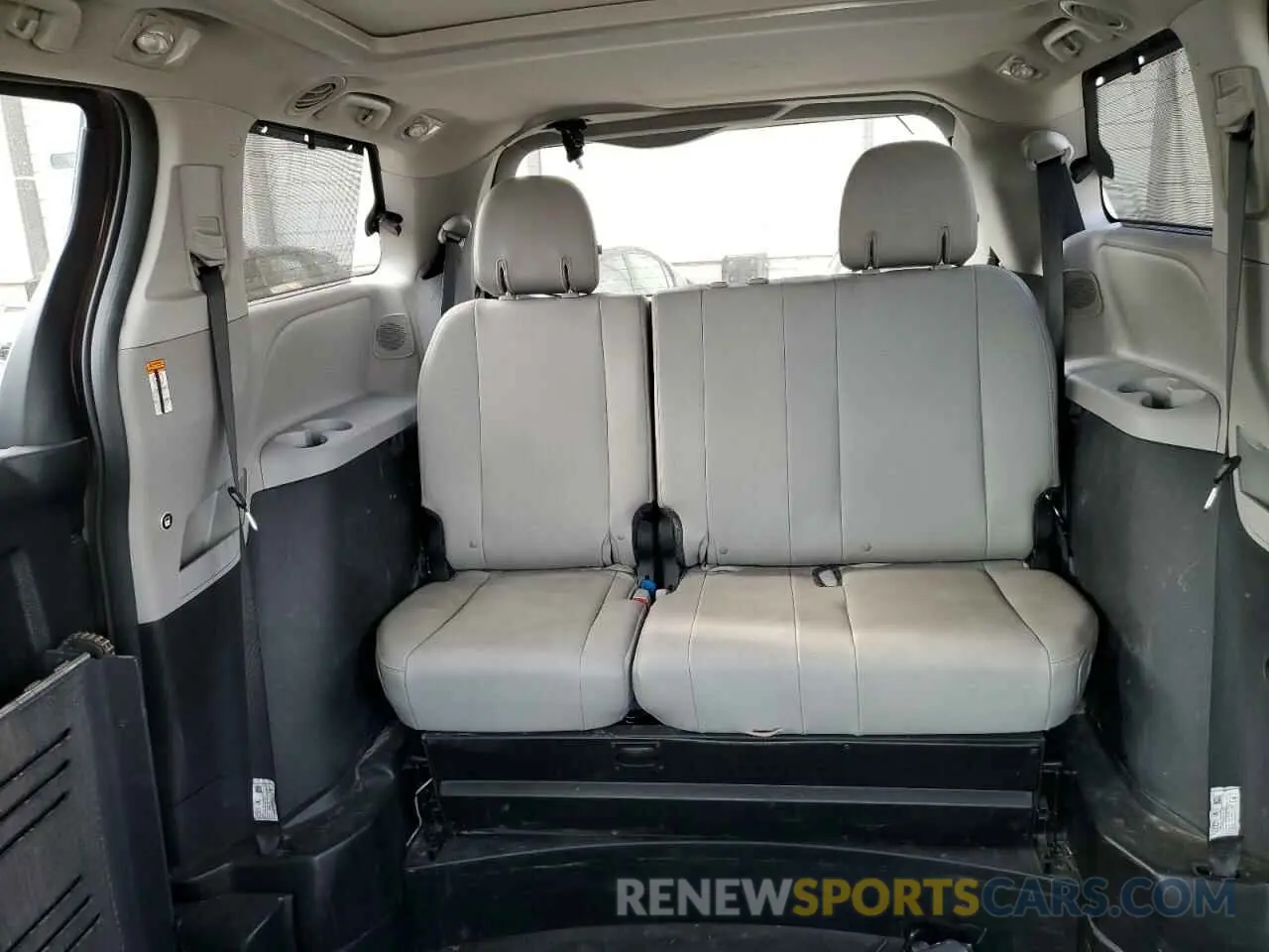 10 Photograph of a damaged car 5TDYZ3DC5KS993381 TOYOTA All Models 2019