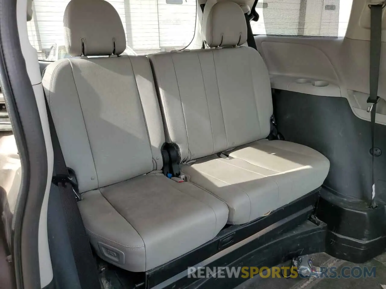 11 Photograph of a damaged car 5TDYZ3DC5KS993381 TOYOTA All Models 2019